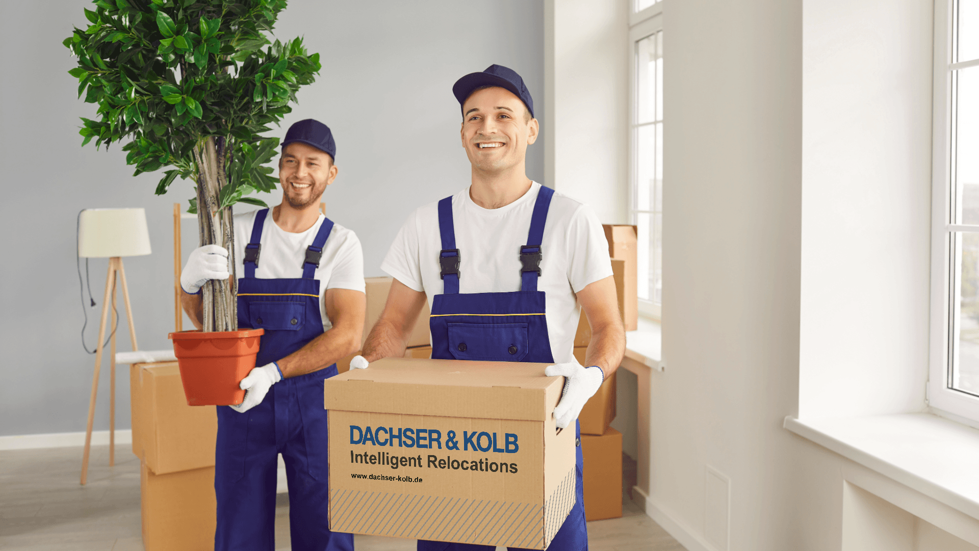 Zwei Szenen: Profi-Umzugshelfer bei der Arbeit und Einzelperson beim Umziehen – Umzugsunternehmen vs. selbst umziehen.