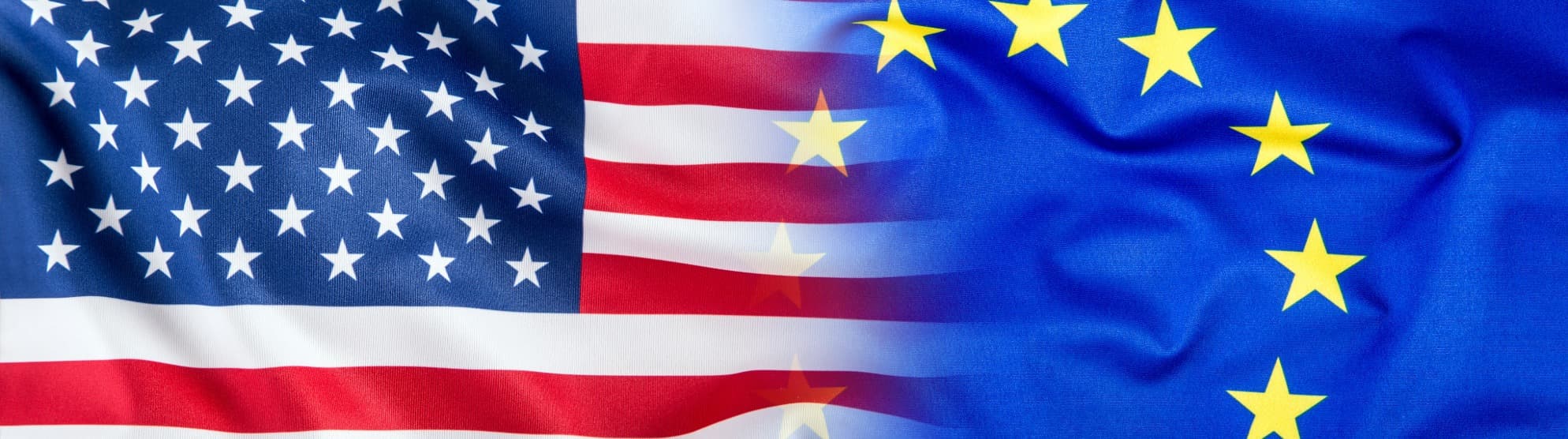 Kombination der Flaggen von USA und EU, die fließend ineinander übergehen.