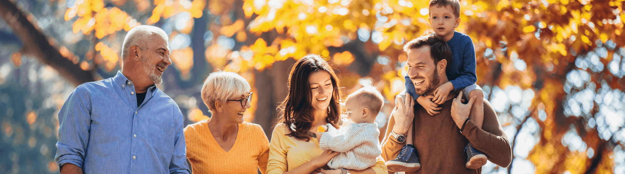 Multi-generation family in the park – symbolic image for the benefits for our customers