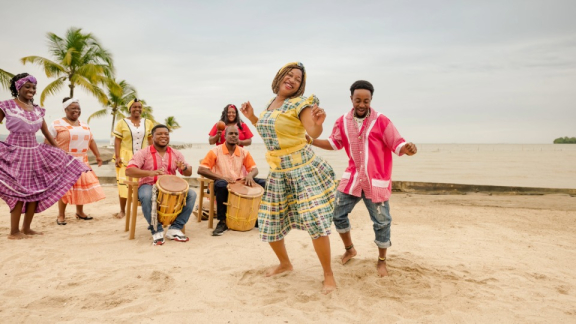 Panamaer tanzen am Strand zu der Musik von Trommeln - Kultur in Panama