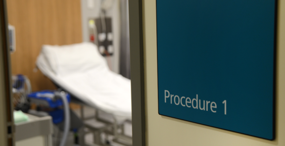 Blick aus einer halbgeschlossenen Tür in ein Patientenzimmer in einer Klinik in Neuseeland