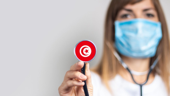 Gesundheitssystem in Tunesien - Eine Ärztin hält ein Stethoskop Richtung Kamera