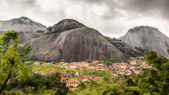 Luftbild einer Landschaft in Nigeria, im Hintergrund sind Berge zu sehen