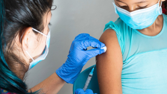 A Colombian doctor vaccinates a child – the healthcare system in Colombia