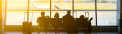 Reisende mit Koffern am Flughafen warten auf ihren Flug – Symbolbild für internationalen Relocation Service