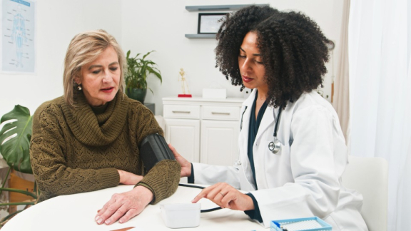 A Dominican doctor checks a patient’s blood pressure.