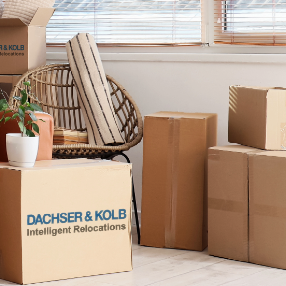 Living room with packed furniture and boxes – symbolic image for professional new furniture logistics