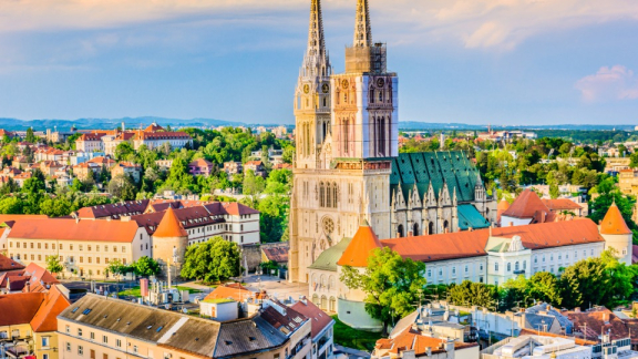 Blick auf die Zagreber Kathedrale und die Altstadt – wirtschaftliches Zentrum und beliebter Standort für Auswanderer in Kroatien.
