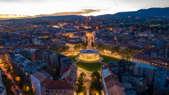 Beleuchteter Meštrović-Pavillon in Zagreb bei Nacht als Symbol für die hohe Sicherheit und Lebensqualität in Kroatien