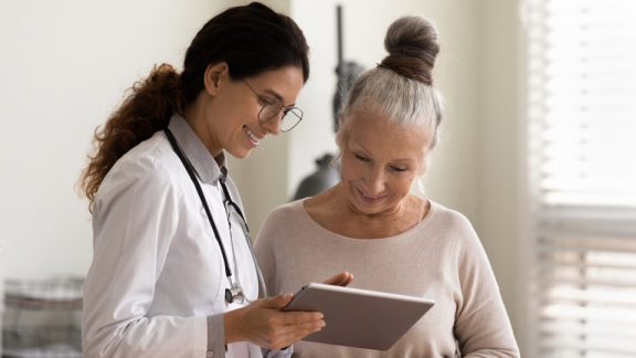 Eine Ärztin bespricht den Versicherungsstatus einer Patientin im Rahmen der kroatischen Gesundheitsversorgung.