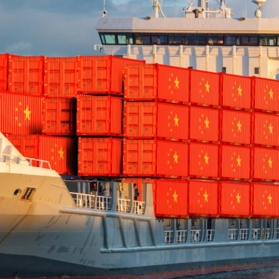 Containerschiff mit China-Containern im Hafen für Zollbestimmungen beim Umzug nach China