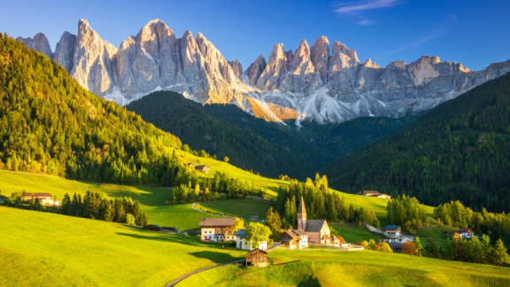Alpin geprägte Landschaft in den Dolomiten – Beispiel für das kühle und kontinentale Klima im Norden Italiens.