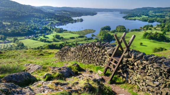 Typical green hills in the Lake District – symbolizing the mild and maritime climate in the UK.