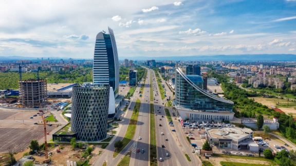 Modernes Geschäftsviertel in Sofia mit dem Capital Fort – Symbol für Bulgariens dynamischen Wirtschaftsstandort und IT-Sektor.