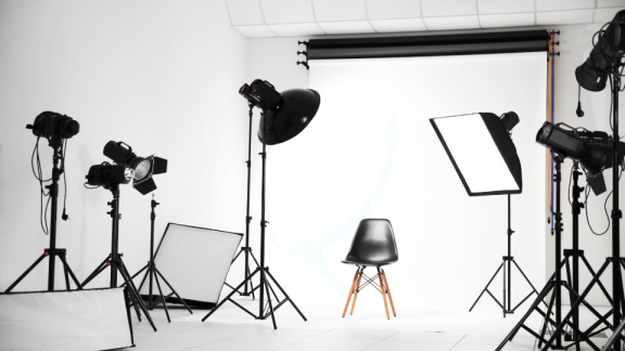 Ein professionell eingerichtetes Fotostudio mit Studioblitzen, Softboxen, Stativen und Studioequipment vor dem Umzug mit DACHSER & KOLB.