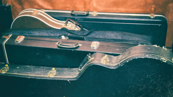 Mehrere stabile Hardcases und gepolsterte Instrumentenkoffer für den sicheren Umzug mit DACHSER & KOLB.