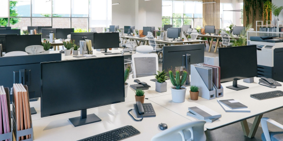 Modernes Großraumbüro mit perfekt eingerichteten IT-Arbeitsplätzen nach dem Firmenumzug.