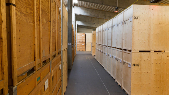Large wooden crates for the secure temporary storage of office inventory in DACHSER &amp; KOLB’s clean warehouse facility.