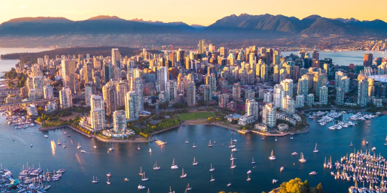 Stunning panoramic view of the Vancouver skyline with mountains in the background for an international move to Canada with DACHSER & KOLB.