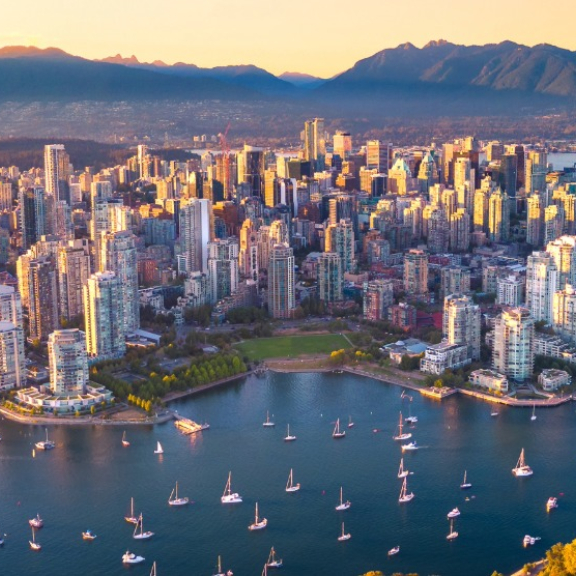 Stunning panoramic view of the Vancouver skyline with mountains in the background for an international move to Canada with DACHSER & KOLB.