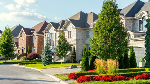Modern Canadian suburban houses and neighborhood for a fresh start when relocating to Canada with DACHSER & KOLB.