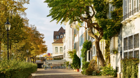 Historic Schipfe lane along the Limmat river in Zurich, representing life and relocation to Switzerland with DACHSER & KOLB.