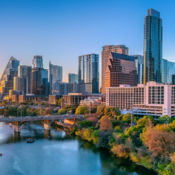 Austin Texas skyline at sunset over the river for international moving to the USA with the moving company DACHSER & KOLB.