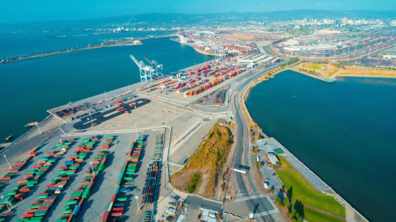 Large ocean port with a container terminal for secure customs clearance and container transport during a move to the USA with DACHSER & KOLB.