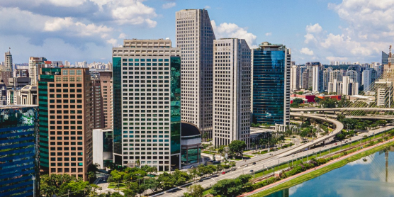 Panoramic view of the São Paulo skyline featuring the Octávio Frias de Oliveira suspension bridge for a professional overseas relocation to Brazil with DACHSER & KOLB.