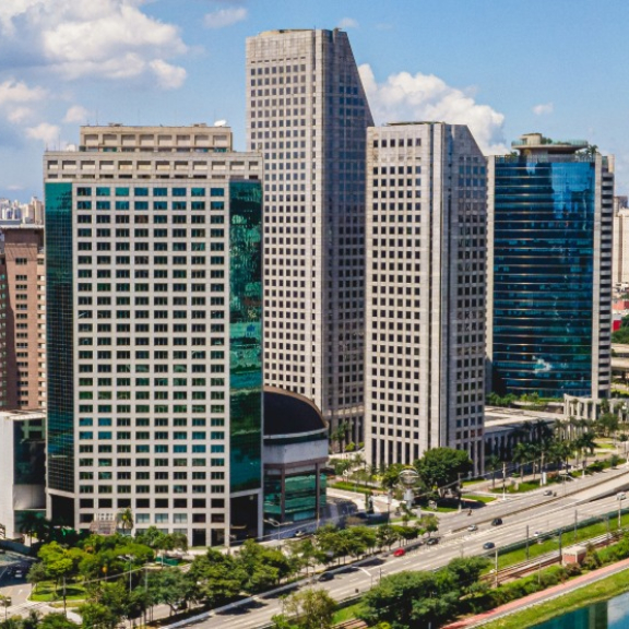 Panoramic view of the São Paulo skyline featuring the Octávio Frias de Oliveira suspension bridge for a professional overseas relocation to Brazil with DACHSER & KOLB.