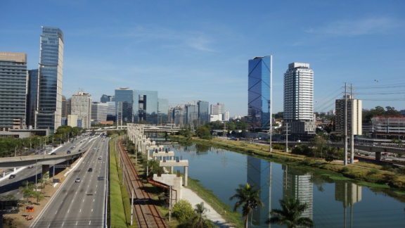 Modern skyline of São Paulo along the Pinheiros River, symbolizing a fresh start with the relocation checklists from DACHSER & KOLB in Brazil.
