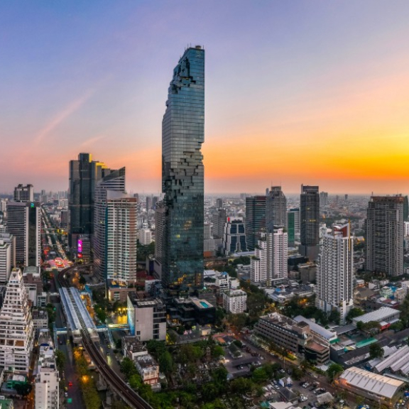 Colorful Bangkok city panorama at sunset, representing the destination area for a secure overseas relocation to Thailand with DACHSER & KOLB.