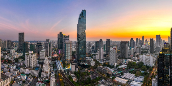 Colorful Bangkok city panorama at sunset, representing the destination area for a secure overseas relocation to Thailand with DACHSER & KOLB.