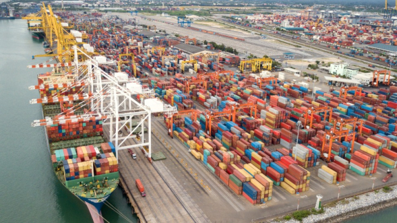 Aerial view of the Thai deep-sea port Laem Chabang handling cargo containers for an overseas relocation to Thailand with DACHSER & KOLB.