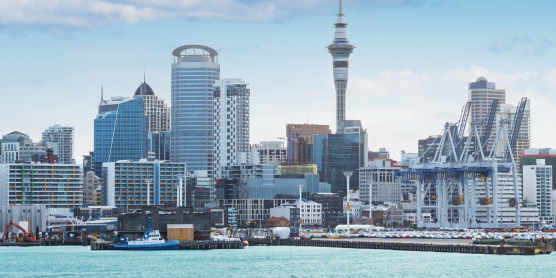 Panorama of the Auckland skyline with the Sky Tower and harbor for a secure overseas relocation to New Zealand with DACHSER & KOLB.