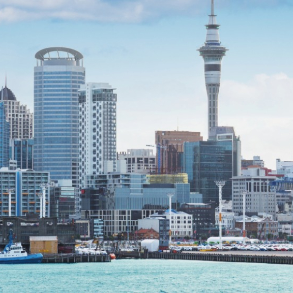 Panorama of the Auckland skyline with the Sky Tower and harbor for a secure overseas relocation to New Zealand with DACHSER & KOLB.