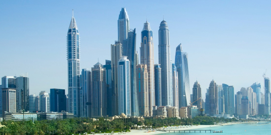 Panorama of the Dubai Marina skyline on the Persian Gulf for a secure overseas relocation to the UAE with DACHSER & KOLB.