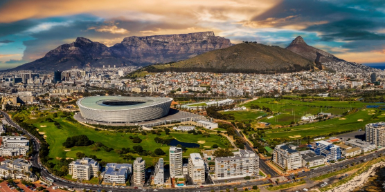 Panoramic view of Cape Town with Table Mountain and the stadium for an overseas move to South Africa with DACHSER & KOLB.