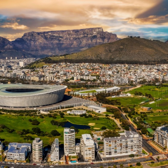Panoramic view of Cape Town with Table Mountain and the stadium for an overseas move to South Africa with DACHSER & KOLB.