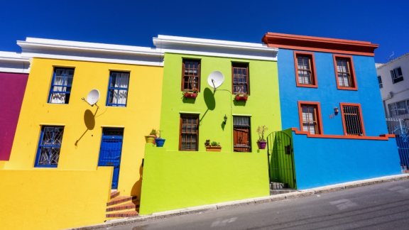 Colorful, traditional houses in the Bo-Kaap district of Cape Town representing housing and moving to South Africa with DACHSER & KOLB.