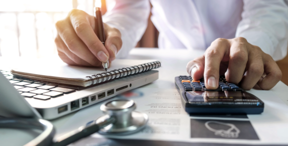 Calculating expenses and reimbursements in relocation service for expats – support with cost management.