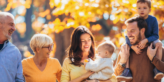 Multi-generation family in the park – symbolic image for the benefits for our customers
