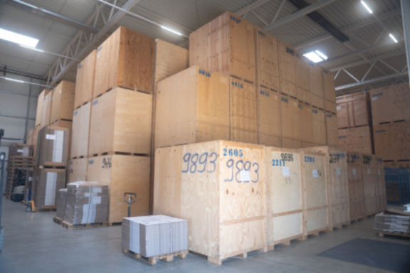 Holzcontainer im Lager von DACHSER & KOLB zur sicheren Aufbewahrung von Umzugsgut.