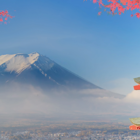Pagode mit rotem Herbstlaub vor dem Fuji in Japan