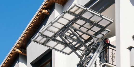Möbellift im Einsatz transportiert Möbel auf einen Balkon. Umzugshelfer. Barrierefreier Zugang.