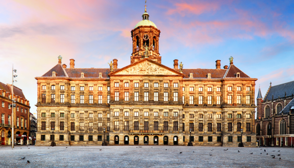 Historisches Gebäude am Dam-Platz in Amsterdam bei warmem Abendlicht