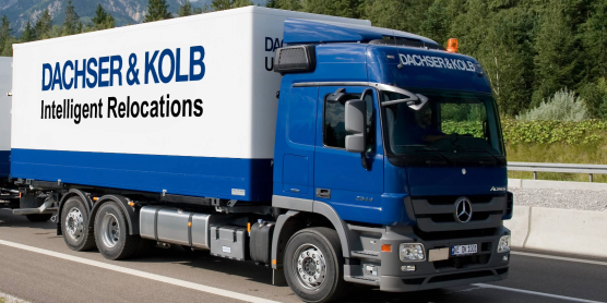 LKW von DACHSER & KOLB auf der Autobahn – DACHSER & KOLB bietet professionelle Umzugsdienstleistungen.