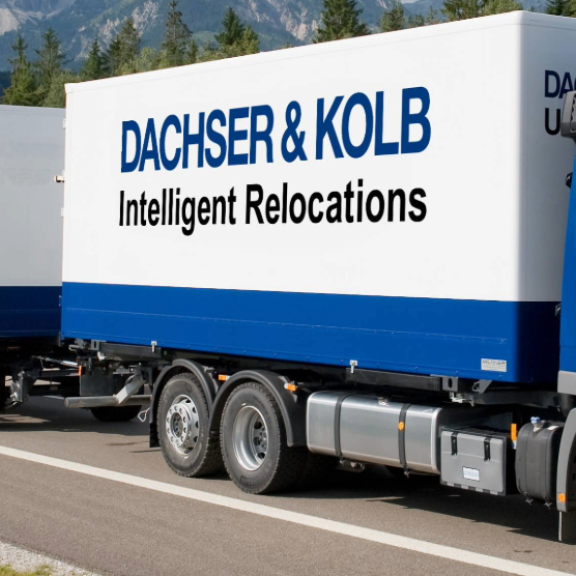LKW von DACHSER & KOLB auf der Autobahn – DACHSER & KOLB bietet professionelle Umzugsdienstleistungen.