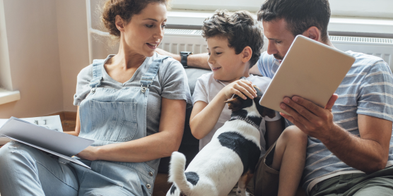 Familie mit Kind und Hund bei der Umzugsplanung – Logistik und Ausrüstung für einen stressfreien Umzug.