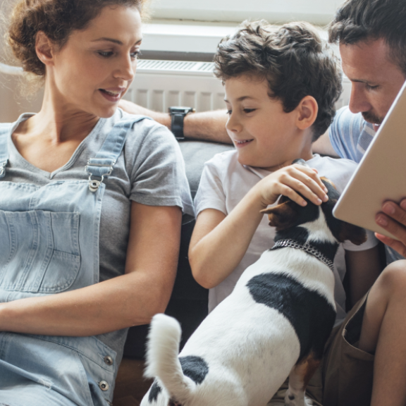 Familie mit Kind und Hund bei der Umzugsplanung – Logistik und Ausrüstung für einen stressfreien Umzug.